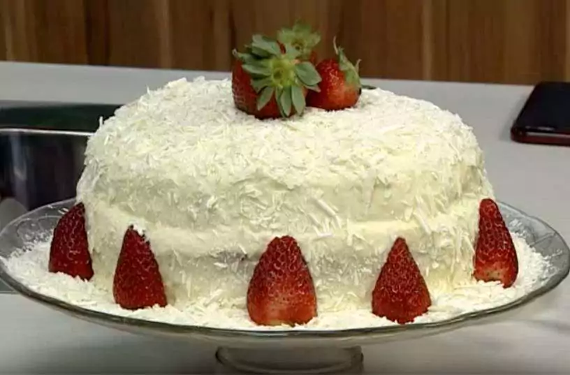 Como fazer um bolo de aniversário com recheio de morango: uma receita fácil e saborosa