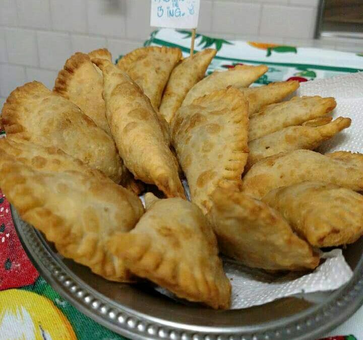 Pastel Caseiro Irresistível: Aquele Salgadinho Crocante e Delicioso que Vai Desaparecer da Mesa Num Piscar de Olhos!