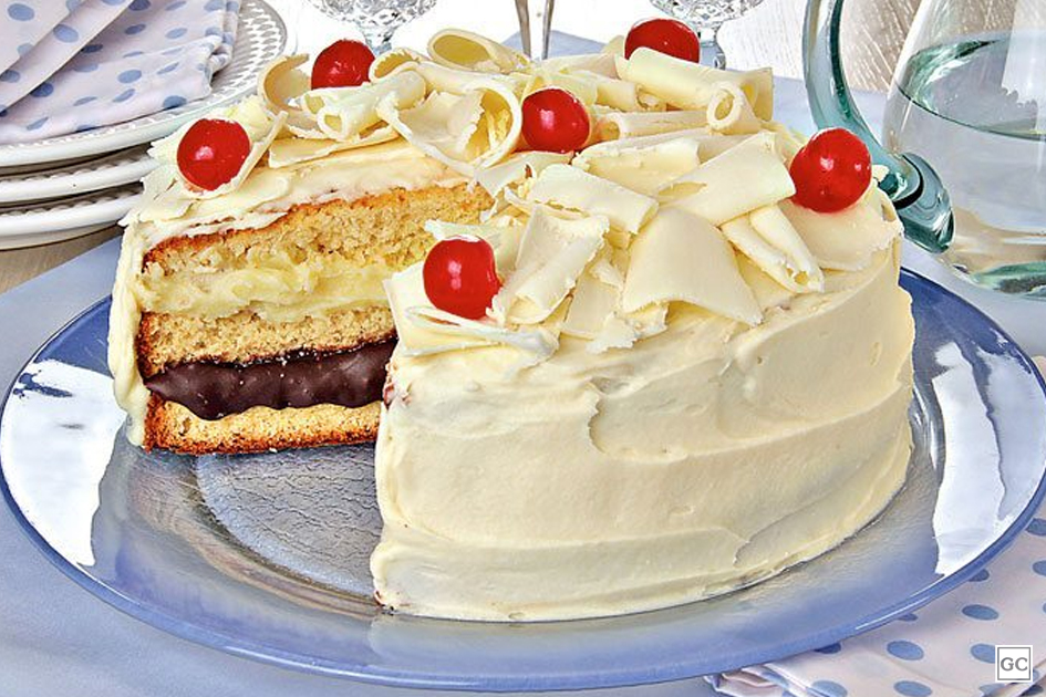 Bolo de Aniversário Cremoso e Fofinho: Uma Explosão de Sabor para Celebrar com Alegria!