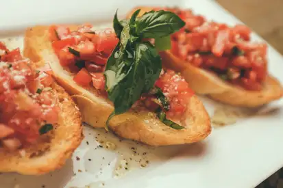 Receita de bruschetta fit de tomate e manjericão: um saboroso e saudável aperitivo