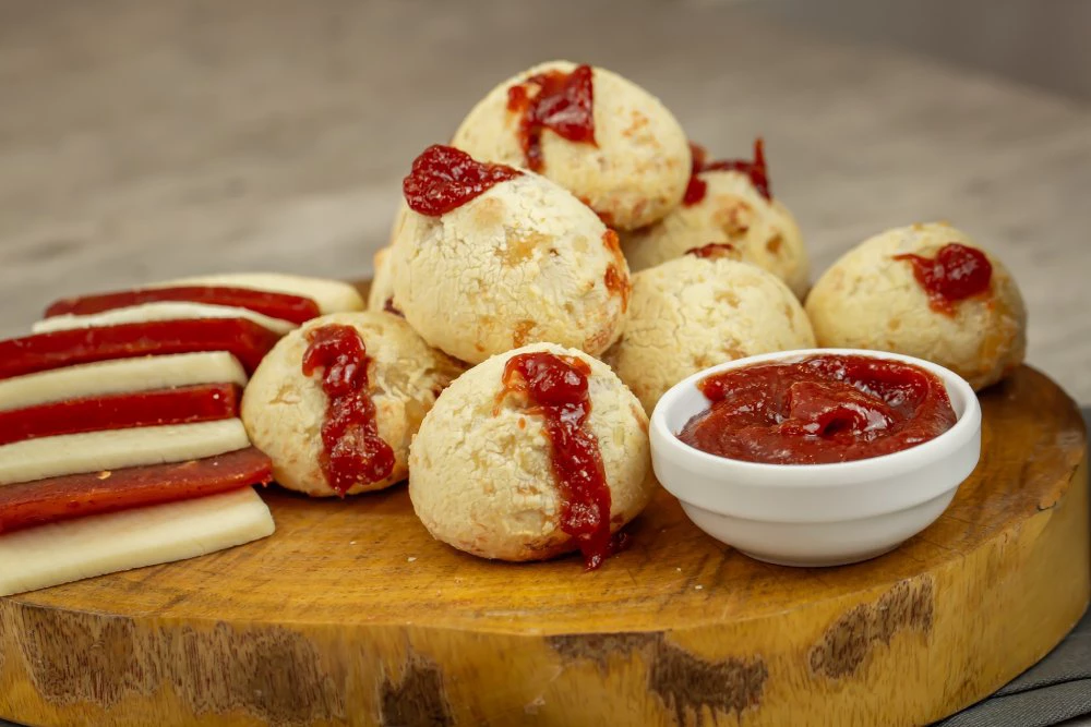 pão de queijo recheado com doce