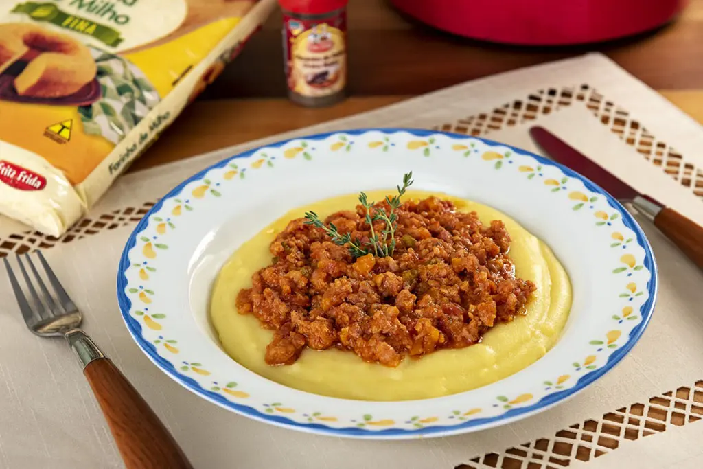 Polenta Cremosa com Ragu de Linguiça