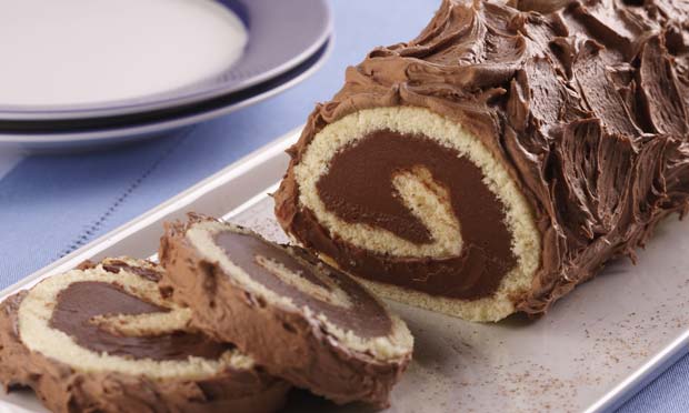 Bolo de rolo suíço de chocolate